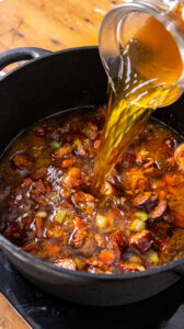 Jambalaya - Verser le bouillon dans la cocotte.