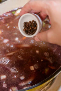 Joues de porc braisées - Ajouter le poivre en grains.