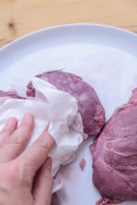 Joues de porc braisées - Éponger soigneusement les joues avec du papier absorbant.
