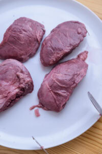 Joues de porc braisées - Égoutter les joues de porc en conservant la marinade et sa garniture.