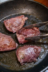 Joues de porc braisées - Faire rissoler les joues dans la même sauteuse, pour les colorer sur leurs deux faces.