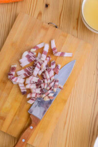 Joues de porc braisées - Tailler la ventrèche en lardons.
