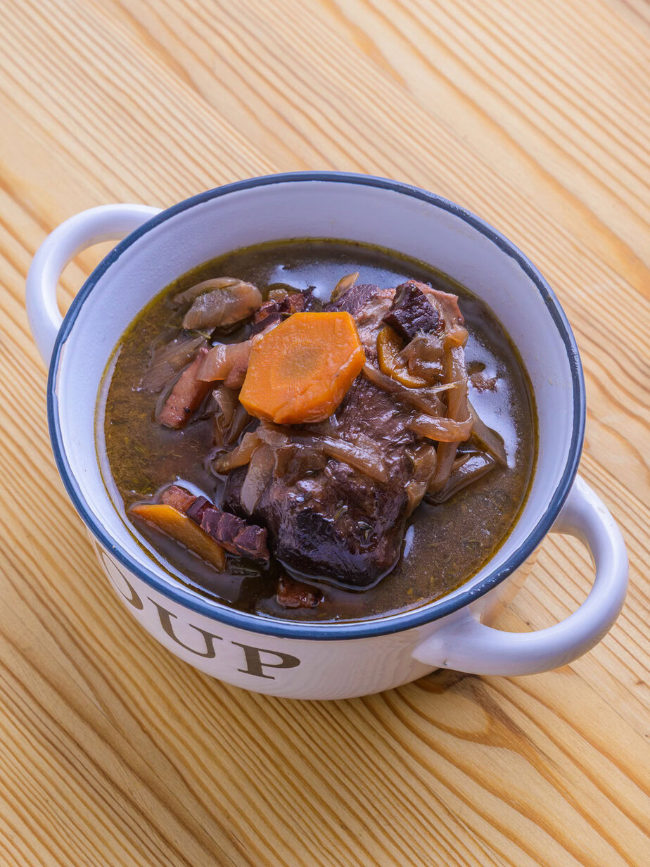 Joue de porc braisée servie dans sa sauce au vin rouge
