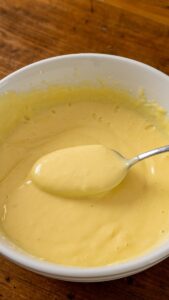 Garniture au citron vert et lait concentré épaissie, sur une cuillère
