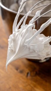 Meringue brillante formant des pics fermes sur le fouet
