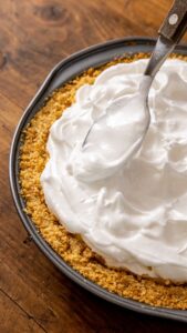 Meringue étalée à la cuillère sur toute la surface de la tarte