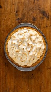 Key lime pie sortie du four, la meringue dorée