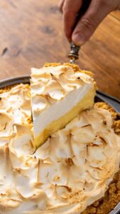 Première part de key lime pie soulevée avec une pelle à tarte