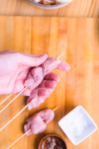 Kushikatsu - Serrer la brochette dans la main pour lui donner sa forme.