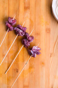 Kushikatsu - Enfiler 3 cubes par brochette, soit un peu moins de 20 g par brochette.