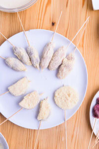 Kushikatsu - Paner une dizaine de brochettes avant de passer à la friture.