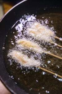 Kushikatsu - Frire les brochettes de viande environ 2 minutes.