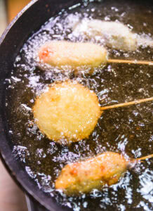 Kushikatsu - Frire les brochettes de légumes environ 1 minute.