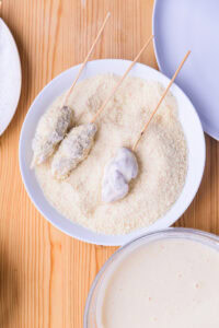 Kushikatsu - Enfouir la brochette dans le panko.