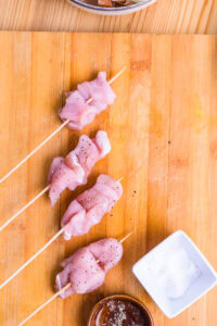 Kushikatsu - Les enrouler autour de la brochette.
