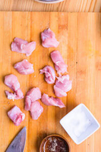 Kushikatsu - Couper le bœuf et la cuisse de poulet en cubes de 2 cm.