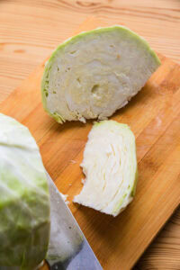 Kushikatsu - Couper le chou en gros morceaux.