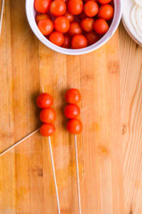 Kushikatsu - Les enfiler sur les brochettes.