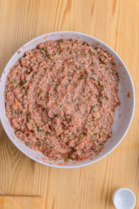 Lahmacun - Bien mélanger : la garniture obtenue est assez juteuse, c'est normal.