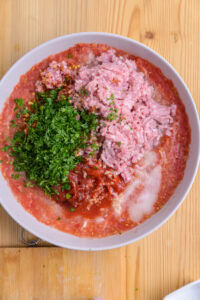Lahmacun - Ajouter le pul biber, le poivre noir et le persil.
