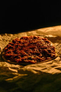 Lahmacun - Déposer les lahmacuns sur la pierre.