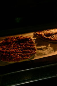 Lahmacun - Cuire 6 à 8 minutes, jusqu'à ce que la pâte soit croustillante et la viande cuite.