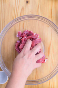 Lo mein - Ajouter le bicarbonate et le masser dans la viande pendant 1 minute.