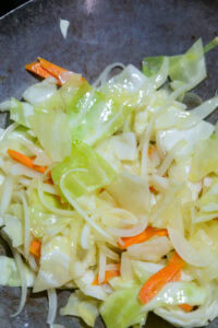 Lo mein - Faire sauter 1 minute, jusqu'à ce que les légumes soient tendres mais encore croquants.