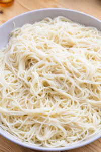 Lo mein - Enrober les nouilles d'un peu d'huile pour qu'elles ne collent pas entre elles.