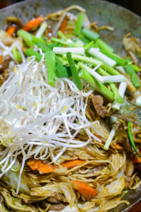 Lo mein - Ajouter les oignons verts et les pousses de soja.