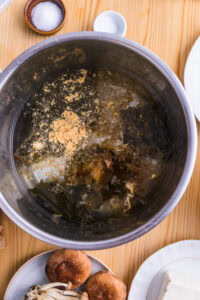 Mizore nabe - Ajouter les copeaux de bonite dans la casserole de bouillon de kombu.