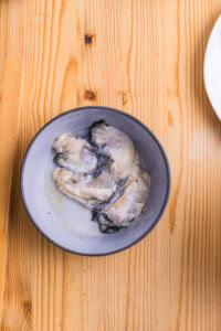 Mizore nabe - Saler les huîtres avec environ 1 cuillère à café de sel, puis les mélanger délicatement et rapidement.