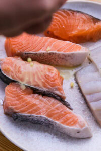 Mizore nabe - Râper le gingembre et arroser le poisson de son jus pour l'enrober.