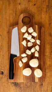 Biscuits coupés en quatre sur une planche à découper