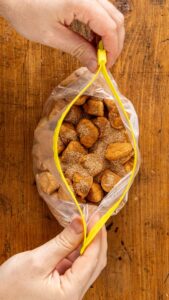 Morceaux de pâte enrobés de sucre et de cannelle dans un sac congélation