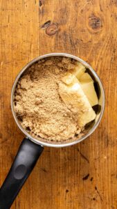 Beurre et cassonade réunis dans une petite casserole