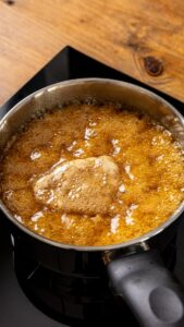 Beurre et cassonade fondus à ébullition dans la casserole