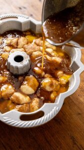 Caramel chaud versé sur les morceaux de pâte dans le moule