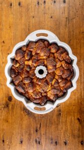 Monkey bread cuit et doré dans le moule à savarin
