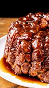 Monkey bread démoulé sur un plat de service, nappé de caramel