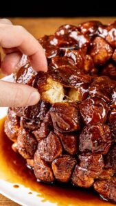 Morceau de monkey bread tiède détaché à la main