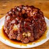 Monkey bread au caramel démoulé sur une assiette blanche