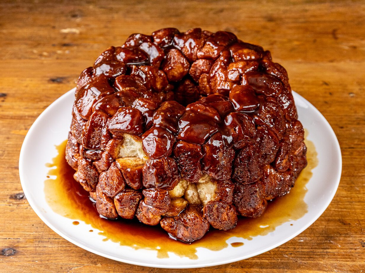 Monkey bread au caramel démoulé sur une assiette blanche