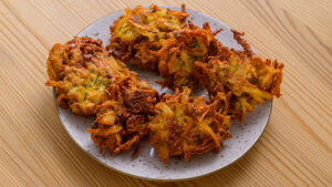 Pakoras d'oignon (kanda bhaji) - Servir bien chaud.