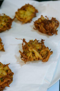 Pakoras d'oignon (kanda bhaji) - Égoutter sur du papier absorbant.