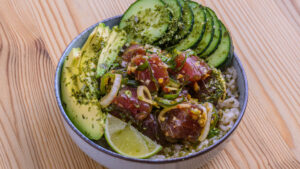 Poke bowl - Servir aussitôt avec un quartier de citron vert.