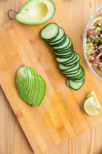 Poke bowl - Ajouter le concombre et l'avocat à côté.