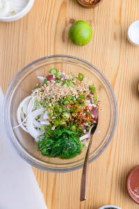 Poke bowl - Réunir le thon et tous les ingrédients du poke dans un saladier non métallique.