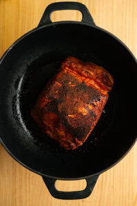 Pulled pork (porc effiloché) - Le saisir 3 à 4 minutes par face, jusqu'à ce qu'une croûte bien foncée se forme sur toutes les faces.