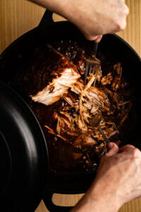 Pulled pork (porc effiloché) - Effilocher le porc à l'aide de deux fourchettes, tant qu'il est encore chaud.